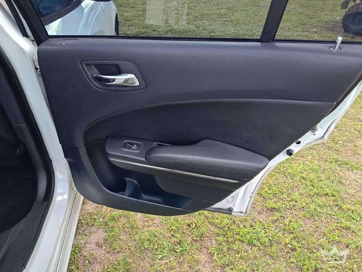 2013-dodge-charger-sedan-image-29