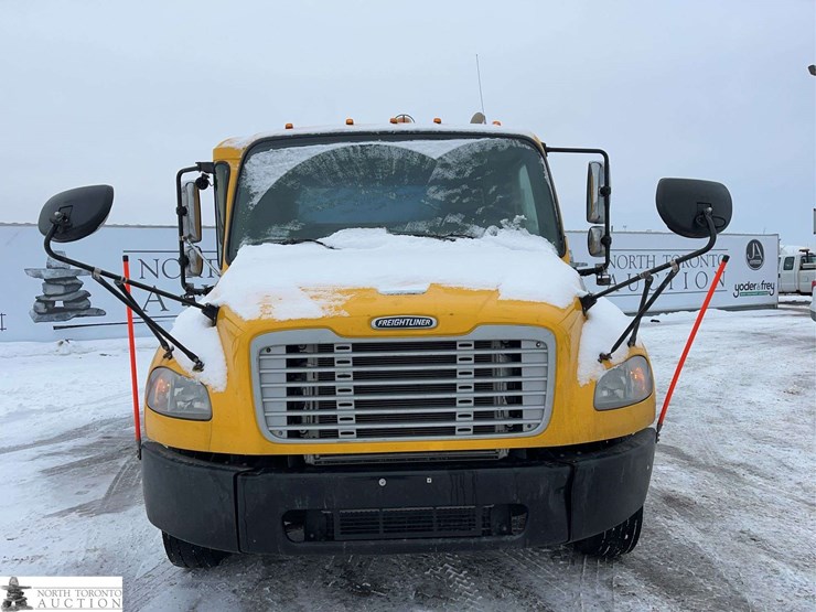 2018-freightliner-m2-106-image-5