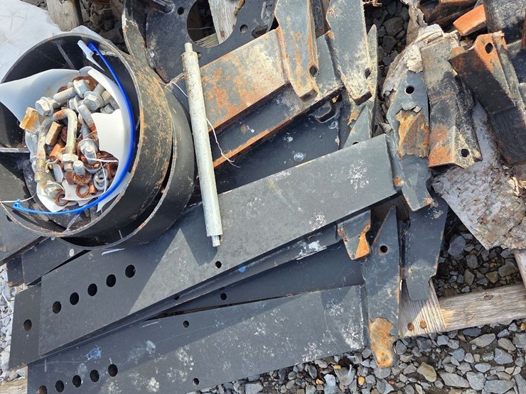 remlinger-strip-till-parts,-mostly-new-image-5