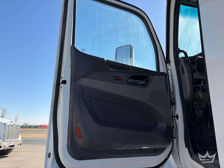 2013-peterbilt-567-image-11