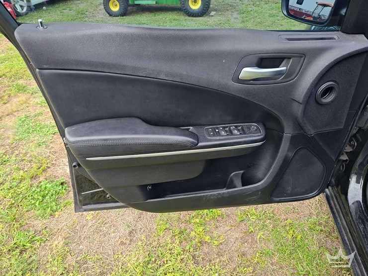 2015-dodge-charger-sedan-image-18