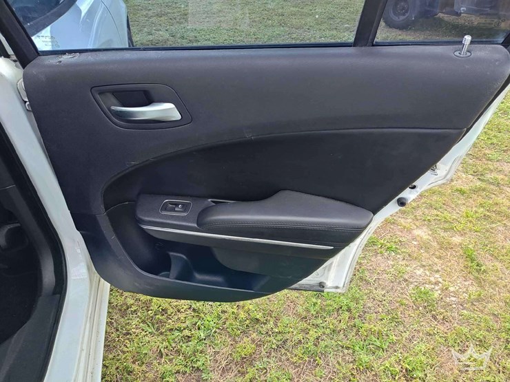 2015-dodge-charger-sedan-image-18