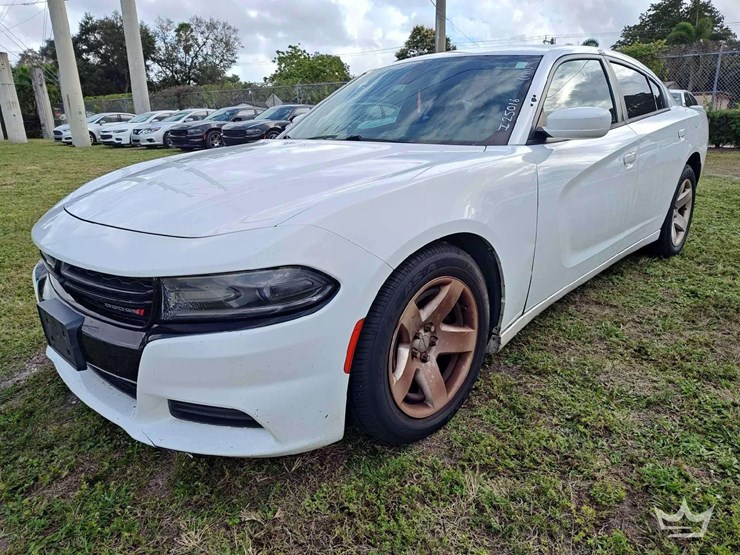 2017-dodge-charger-sedan-image-1