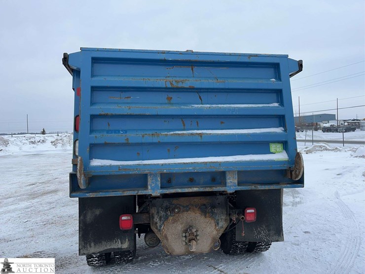 2016-freightliner-m2-106-image-6