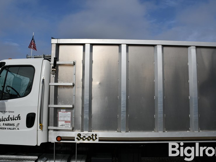 2008-freightliner-m2-106-image-15