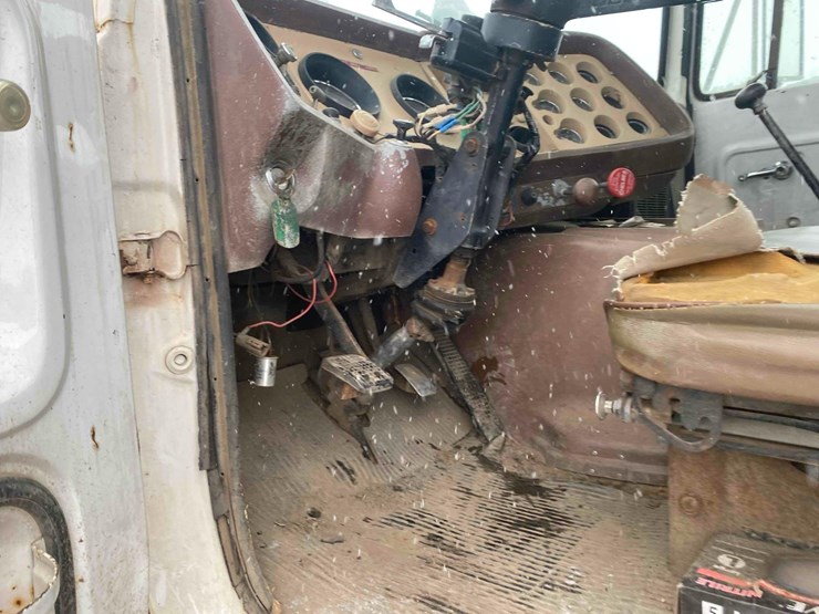 1983-ford-9000-image-70