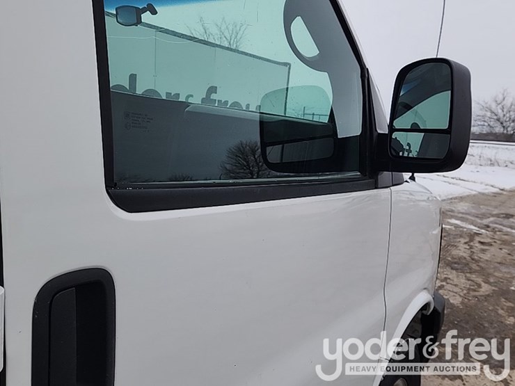 2011-gmc-savana-g2500-image-37