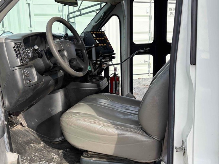 2005-chevrolet-bus-image-12