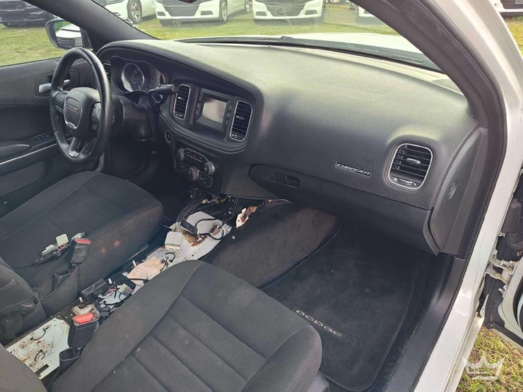 2015-dodge-charger-sedan-image-10