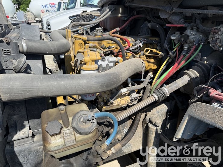 2004-freightliner-m2-106-image-6