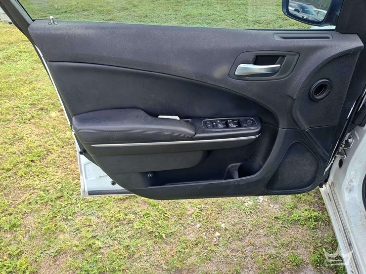 2017-dodge-charger-sedan-image-10