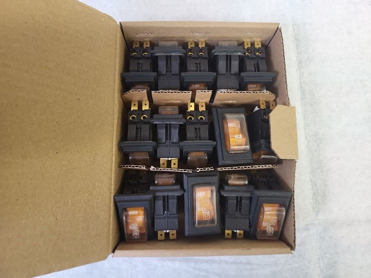 (15)-schurter-16-amp-240-volt-single-phase-breakers---tag-#1203-image-4