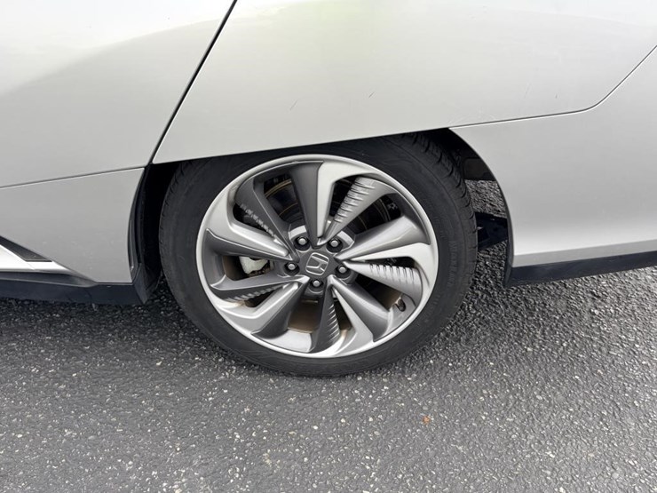 2019-honda-clarity-sedan-image-5