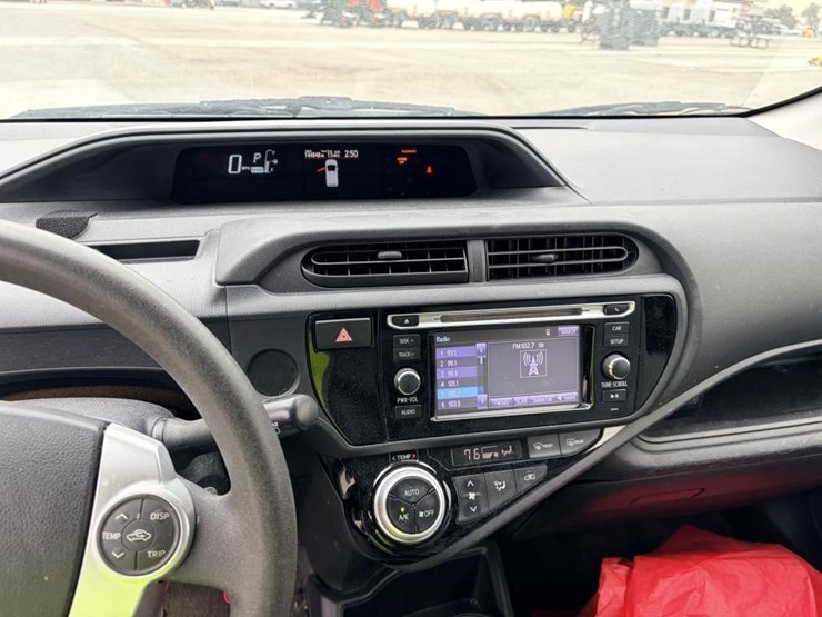 2015-toyota-prius-c-sedan-image-13