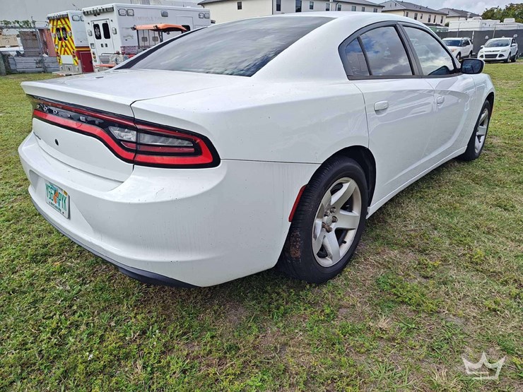 2017-dodge-charger-sedan-image-3