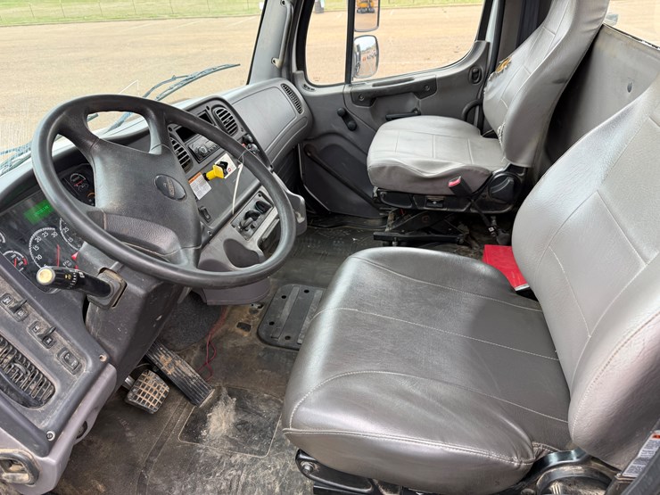 2016-freightliner-m2-106-image-16