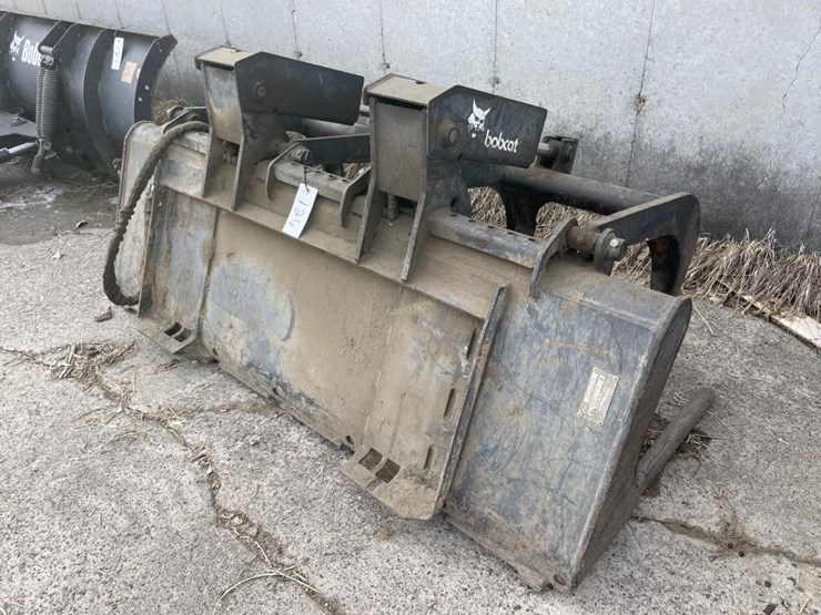 bobcat-universal-attach-64"-grapple-bucket-image-3