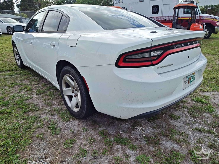 2017-dodge-charger-sedan-image-4