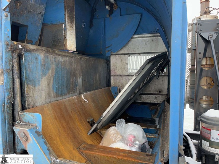 2018-freightliner-m2-106-image-29