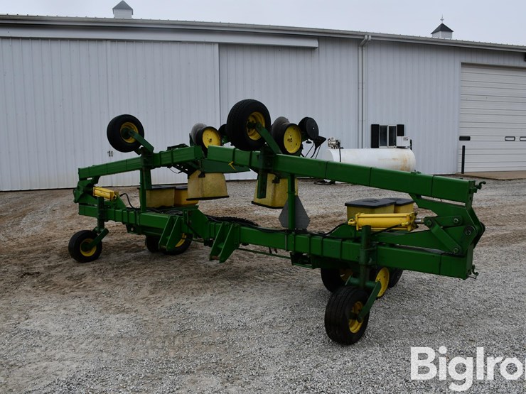 john-deere-male-row-4-0/4-1-planter-image-1