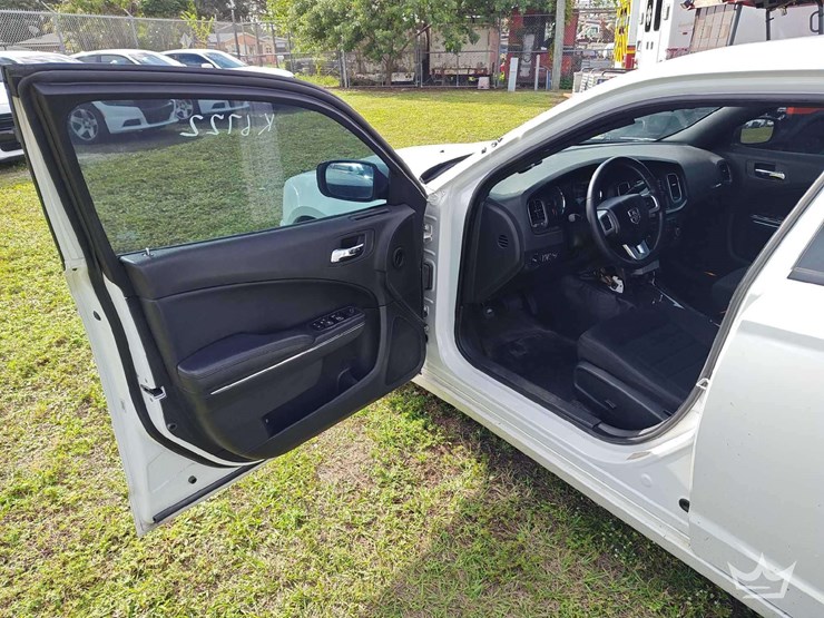 2012-dodge-charger-sedan-image-11