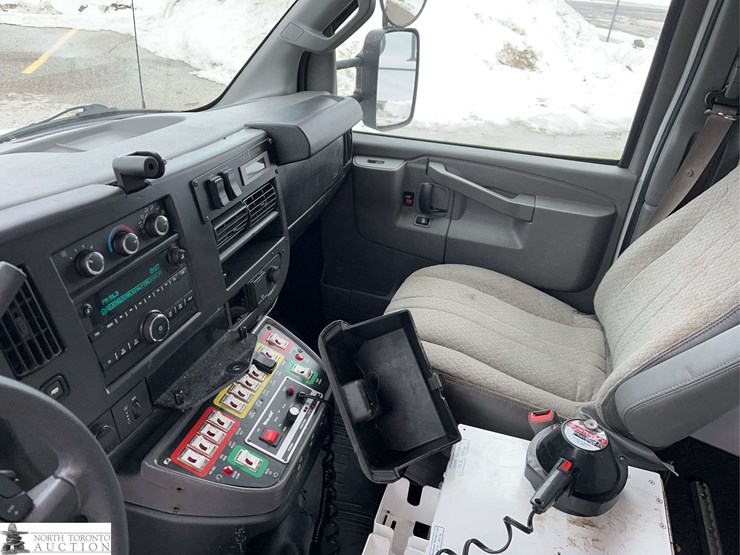 2017-chevrolet-express-g3500-image-17