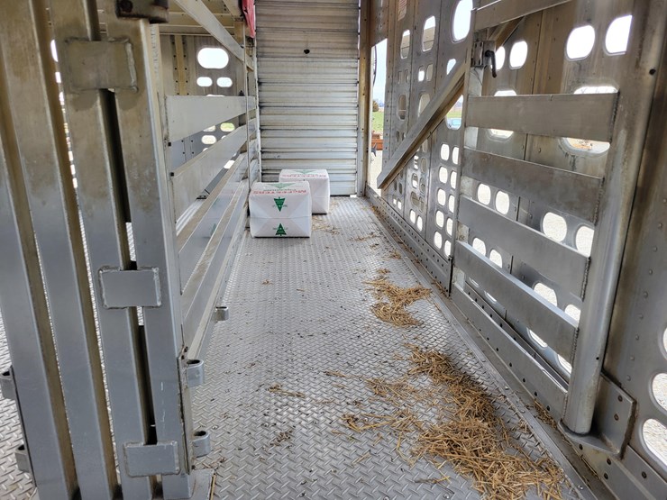 2005-wilson-livestock-trailer-image-21