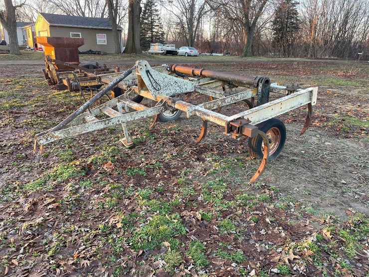 11-shank-pull-type-chisel-plow-image-2