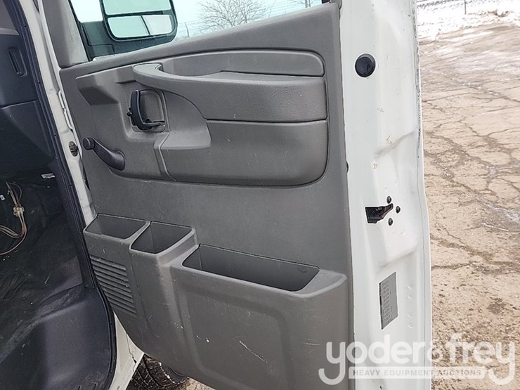 2011-gmc-savana-g2500-image-39