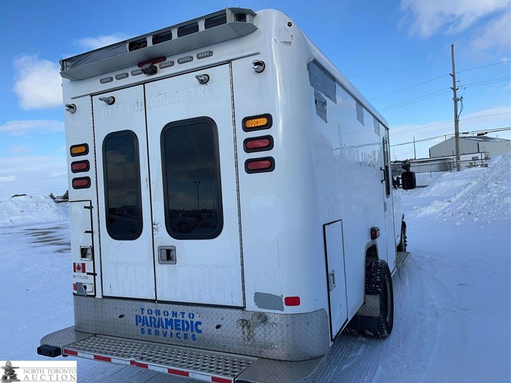 2016-chevrolet-express-s/a-ambulance-image-4