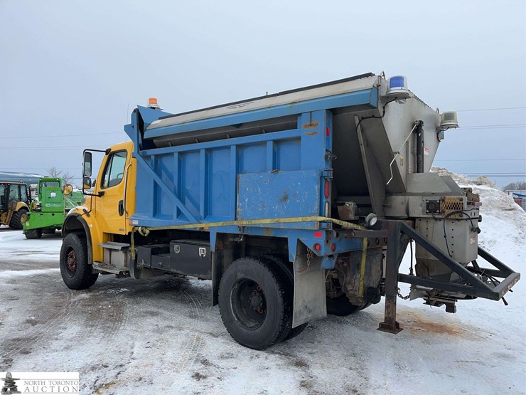 2011-freightliner-m2-106-image-2