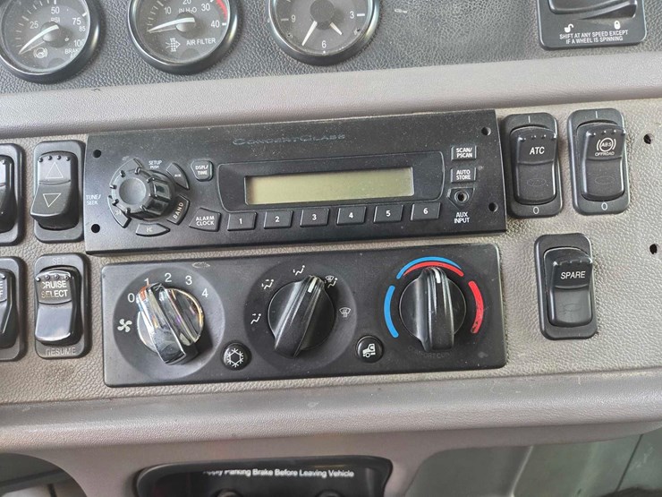 2013-peterbilt-388-image-78