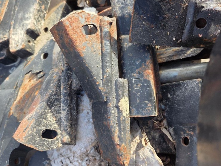 remlinger-strip-till-parts,-mostly-new-image-4