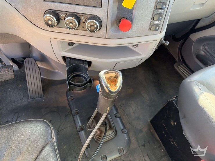 2015-peterbilt-567-image-18