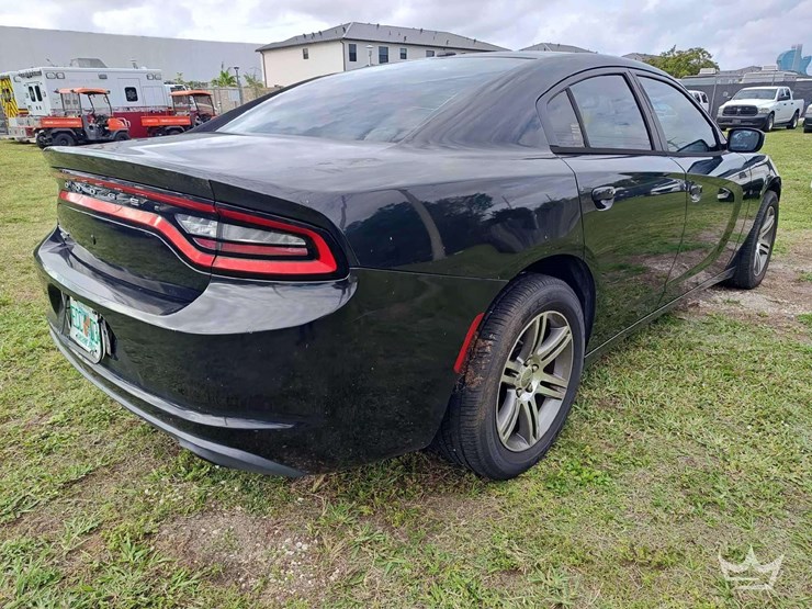 2015-dodge-charger-sedan-image-3