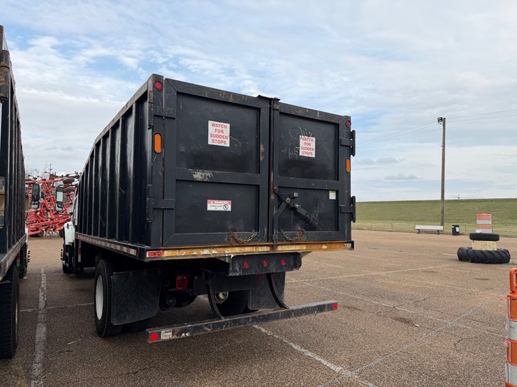 2016-freightliner-m2-106-image-4