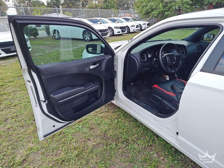 2018-dodge-charger-sedan-image-37