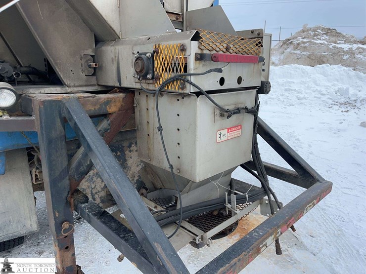 2011-freightliner-m2-106-image-26