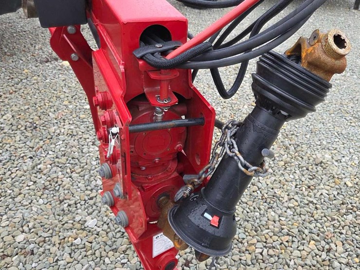 2020-new-holland-210-image-39