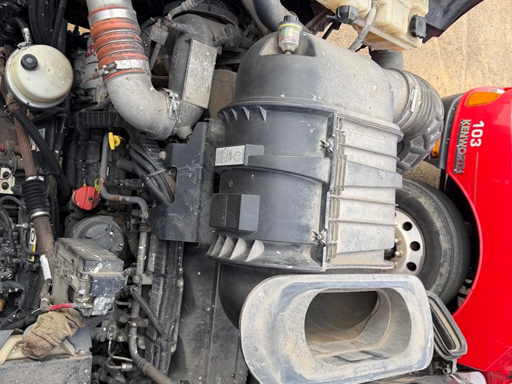 2014-kenworth-t660-image-17