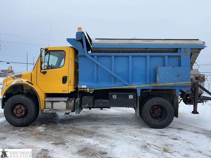 2011-freightliner-m2-106-image-7