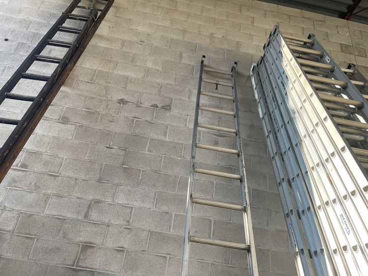 #2772-•-aluminum-extension-ladder-image-2