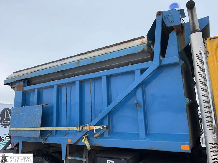 2011-freightliner-m2-106-image-24