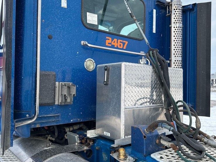 2015-kenworth-t880-image-13