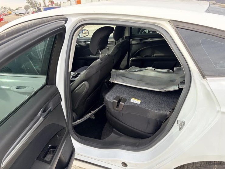 2015-ford-fusion-sedan-image-12