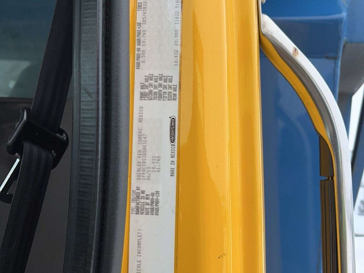 2011-freightliner-m2-106-image-13