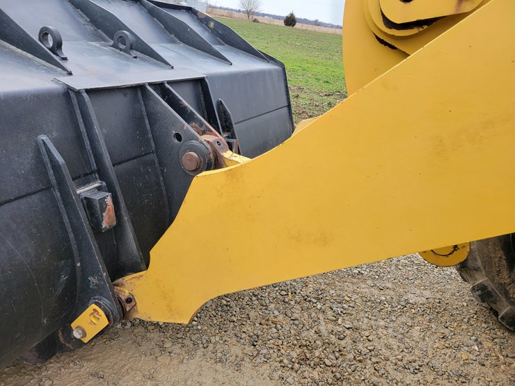 2004-caterpillar-938g-image-5