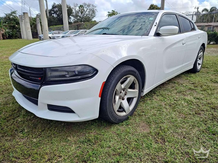 2017-dodge-charger-sedan-image-1