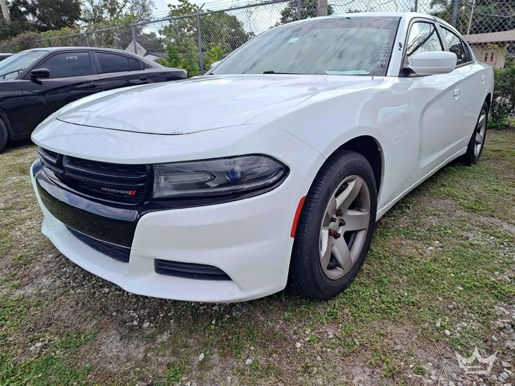 2017-dodge-charger-sedan-image-1