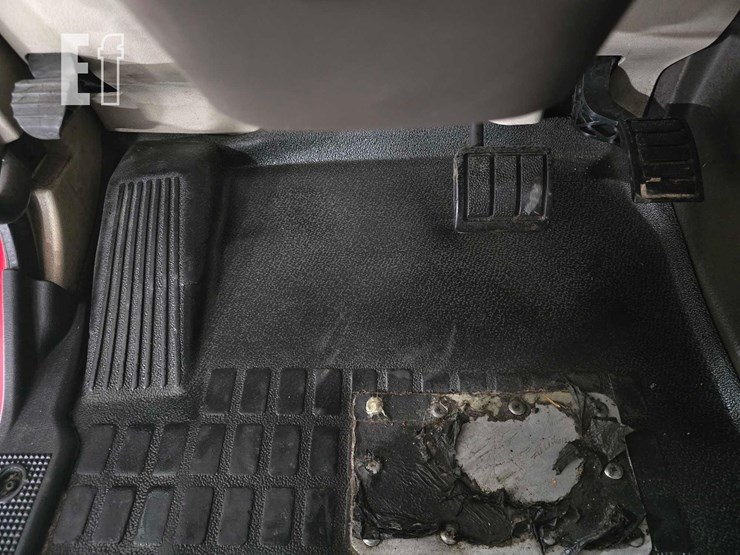 2017-volvo-vnl42300-image-13